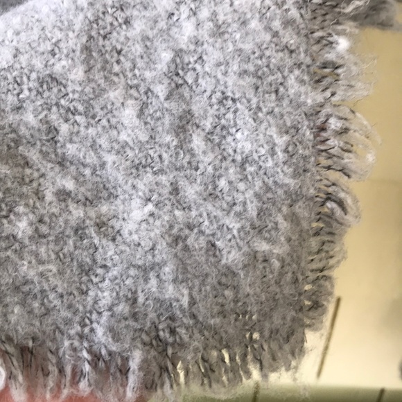 Fuzzy warm grey shawl/scarf/blanket/wrap w fringe - Picture 3 of 5